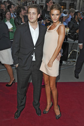 Rosie Huntington-Whiteley mit Begleitung