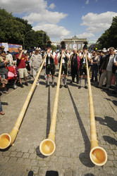 Alphorn-Bläser vor dem Brandenburger Tor