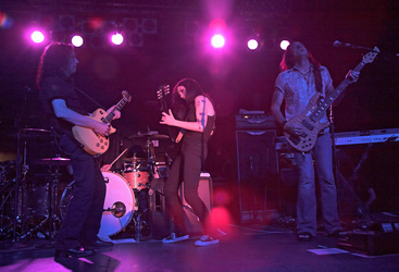 Dolores O’Riordan (The Cranberries) mit Band