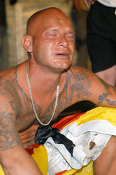 Enttäuschter deutscher Fan auf der Fanmeile am Brandenburger Tor