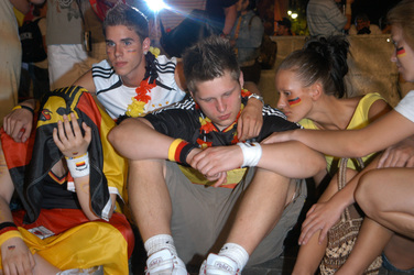 Enttäuschte deutsche Fans auf der Fanmeile am Brandenburger Tor