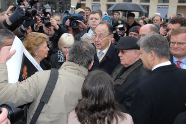 Barbara und Hans-Dietrich Genscher, Michail Gorbatschow mit Enkeltochter Anastasia Virganskaya, Klaus Wowereit