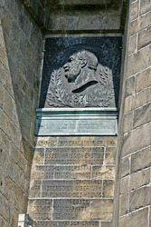 Kaiser Wilhelm Gedenktafel am Sockel des Denkmals