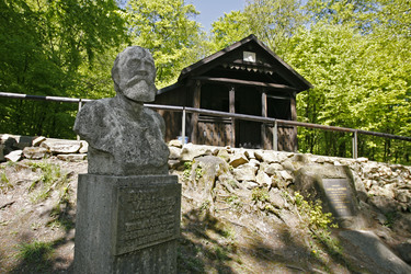 Ernst von Bandel Büste vor Bandel-Hütte