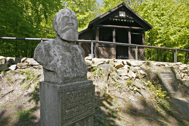 Ernst von Bandel Büste vor Bandel-Hütte