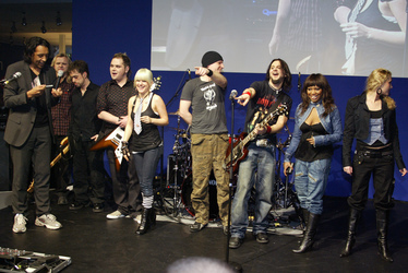 Cherno Jobatey und Jeanette mit ihrer Band