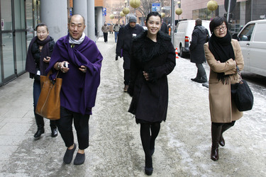 Yu Nan mit Begleitung