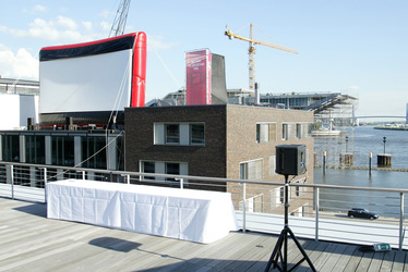 Kinoleinwand am Hamburger Hafen