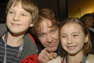Chris O'Neill, Timothy Hutton, Rhiannon Leigh Wryn