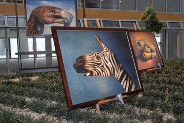 Fotos von Bodypaintings von Händen vor Hintergrund