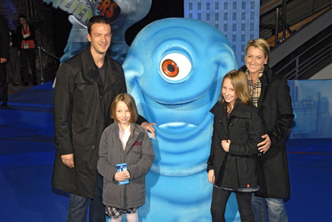 Fredi Bobic mit Ehefrau Britta und seinen Töchtern Tyra und Sellina