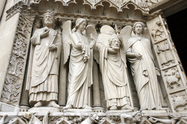 Skulpturen am Portal des Notre Dame de Paris