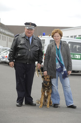 Horst Krause mit Polizeihund Haduck, Imogen Kogge