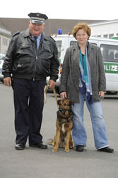 Horst Krause mit Polizeihund Haduck, Imogen Kogge