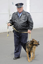 Horst Krause mit Polizeihund Haduck
