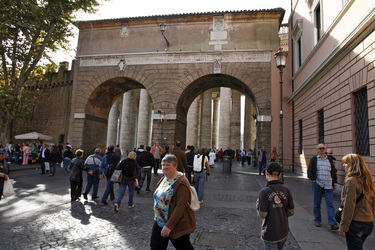 Seitenportal zum Piazza San Pietro / Petersplatz