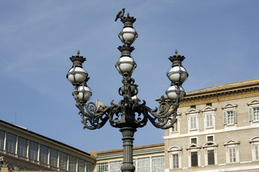 Lampe auf dem Piazza San Pietro / Petersplatz