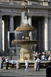 Brunnen auf dem Piazza San Pietro / Petersplatz