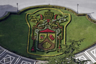 Wappen-Beet vor dem Regierungspalast