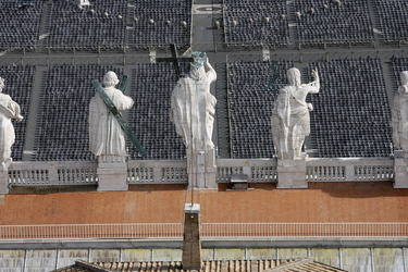 Statuen auf dem Dach der San Pietro in Vaticano / Peterskirche / Petersdom