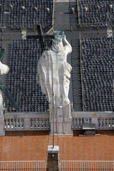 Statue auf dem Dach der San Pietro in Vaticano / Peterskirche / Petersdom