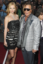 Mickey Rourke mit Begleitung