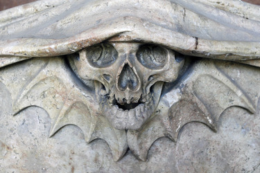 Totenschädel an Grabstätte