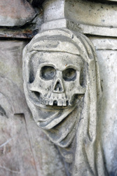 Totenschädel an Grabstätte