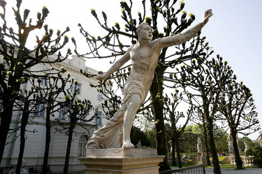 Borghesische Figur am stadtseitigen Eingang