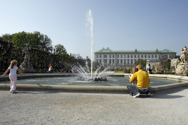 Zentraler Springbrunnen und Schloss Mirabell