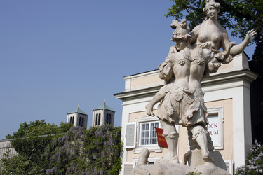 Figur am zentralen Springbrunnenbecken