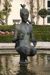 Papagena-Brunnen im Hof der Orangerie