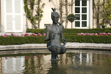 Papagena-Brunnen im Hof der Orangerie