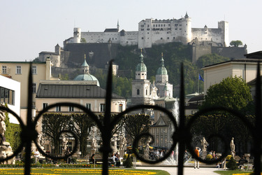 Blick über den Garten auf die Festung Hohensalzburg