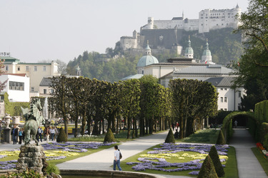 Blick über den Garten auf die Festung Hohensalzburg
