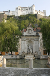 Neptunbrunnen und Festung Hohensalzburg