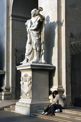 Figur des Heiligen Petrus am Portal des Doms