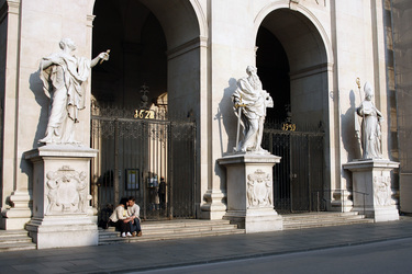 Figuren vom Heiligen Petrus, vom Heiligen Paulus und vom Heiligen Rupert am Portal des Doms