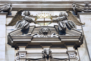 Engel mit Krone am Portal des Doms