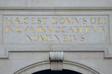 Inschrift am Portal des Doms