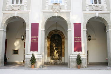 Dreibogiger Portikus mit Herkules Brunnen in der Residenz
