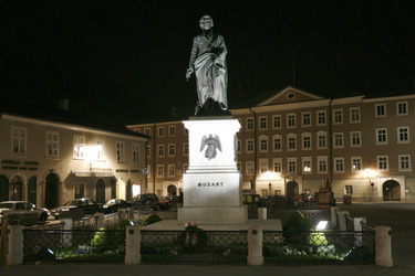 Mozartdenkmal auf dem Mozartplatz