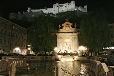 Neptunbrunnen und Festung Hohensalzburg