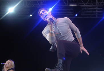 Etty Lau Farrell, Perry Farrell