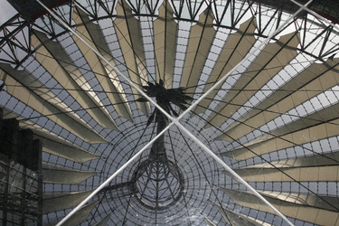 Spiegelung das Dachs vom Sony Center auf Acrylplatten