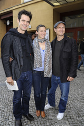Tom Tykwer mit Frerundin Marie Steinmann, Benno Fürmann