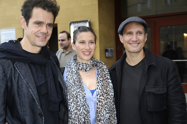 Tom Tykwer mit Frerundin Marie Steinmann, Benno Fürmann