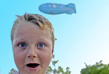 Kind mit Zeppelin