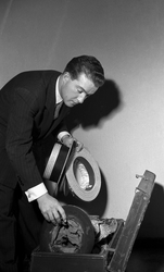 Assistent mit den Hüten von Maurice Chevalier