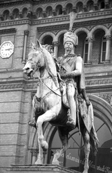 Ernst August Denkmal am Bahnhofsvorplatz